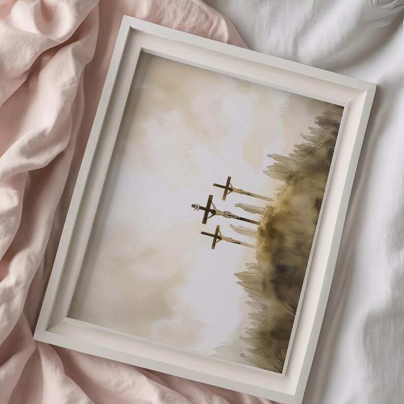 Op de afbeelding: Een aquarel schilderij van drie kruisen tegen een lichtbruine achtergrond. De kruisen zijn gesilhouetteerd tegen een wazige lucht, wat suggereert dat het een zonsopgang of zonsondergang is. Het schilderij roept een gevoel van spiritualiteit en contemplatie op.