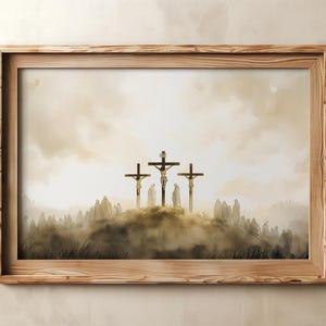 Op de afbeelding: Een ingelijst aquarel schilderij dat een religieuze sc&egrave;ne voorstelt van drie figuren op kruisen tegen een bewolkte lucht. De figuren zijn gesilhouetteerd tegen de lucht, en de sc&egrave;ne is geschilderd in gedempte tinten bruin en beige.