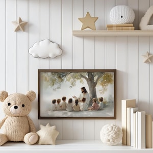 Pu&ograve; includere: Un dipinto ad acquerello incorniciato di Ges&ugrave; che insegna ai bambini sotto un albero. Il dipinto &egrave; in una cornice marrone ed &egrave; appeso a una parete bianca. Ci sono altri oggetti decorativi sul muro, tra cui una nuvola bianca, una stella dorata e una palla di lana bianca.
