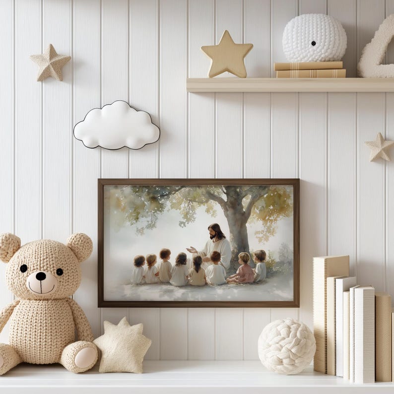Pu&ograve; includere: Un dipinto ad acquerello incorniciato di Ges&ugrave; che insegna ai bambini sotto un albero. Il dipinto &egrave; in una cornice marrone ed &egrave; appeso a una parete bianca. Ci sono altri oggetti decorativi sul muro, tra cui una nuvola bianca, una stella dorata e una palla di lana bianca.