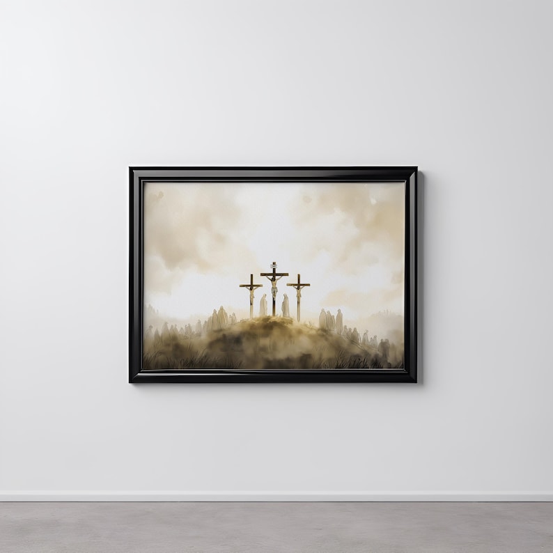 Op de afbeelding: Een ingelijst schilderij dat drie kruisen toont die gesilhouetteerd zijn tegen een wazige, gouden lucht. De kruisen staan ​​op de achtergrond van een heuvel en een grasveld.