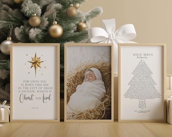 Puede incluir: Tres impresiones enmarcadas con un tema navideño. La primera impresión presenta una estrella dorada con el texto "Porque hoy os ha nacido en la ciudad de David un Salvador, que es Cristo el Señor. Lucas 2:11." La segunda impresión muestra un bebé en un pesebre. La tercera impresión presenta un árbol de Navidad hecho de texto de la historia bíblica del nacimiento de Jesús.