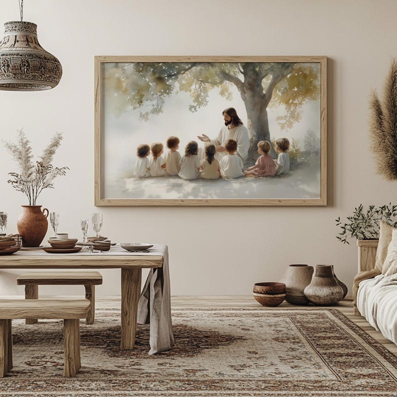 Pu&ograve; includere: Un dipinto ad acquerello di Ges&ugrave; che insegna a un gruppo di bambini sotto un albero. Il dipinto &egrave; incorniciato in una cornice di legno chiaro e appeso a una parete bianca.