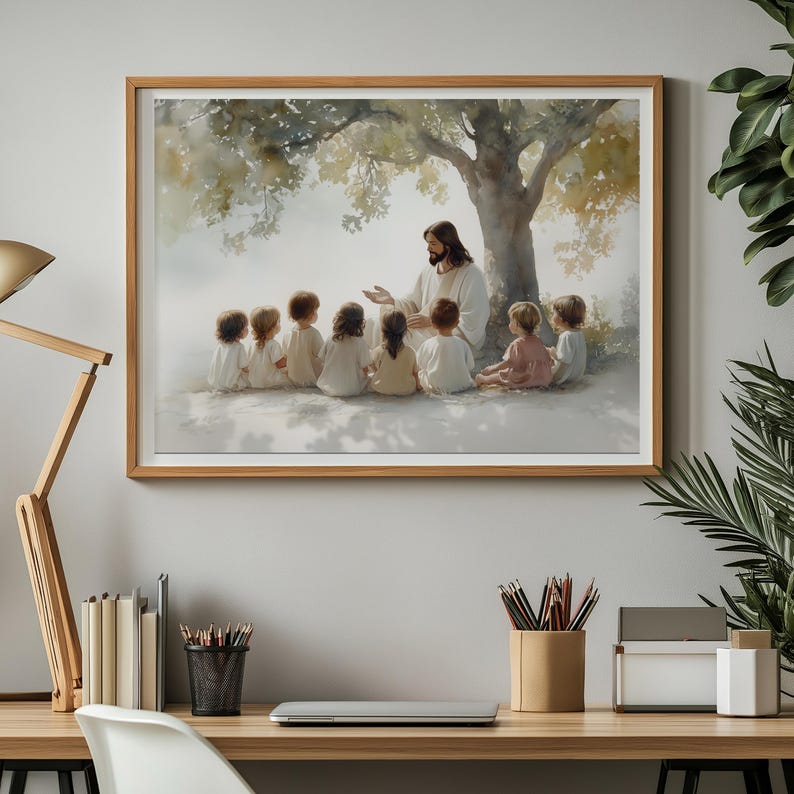 Pu&ograve; includere: Un dipinto ad acquerello incorniciato che rappresenta Ges&ugrave; che insegna a un gruppo di bambini sotto un albero. I bambini sono seduti in cerchio intorno a Ges&ugrave;, ascoltando attentamente. Il dipinto &egrave; ambientato in un contesto tranquillo all'aperto.
