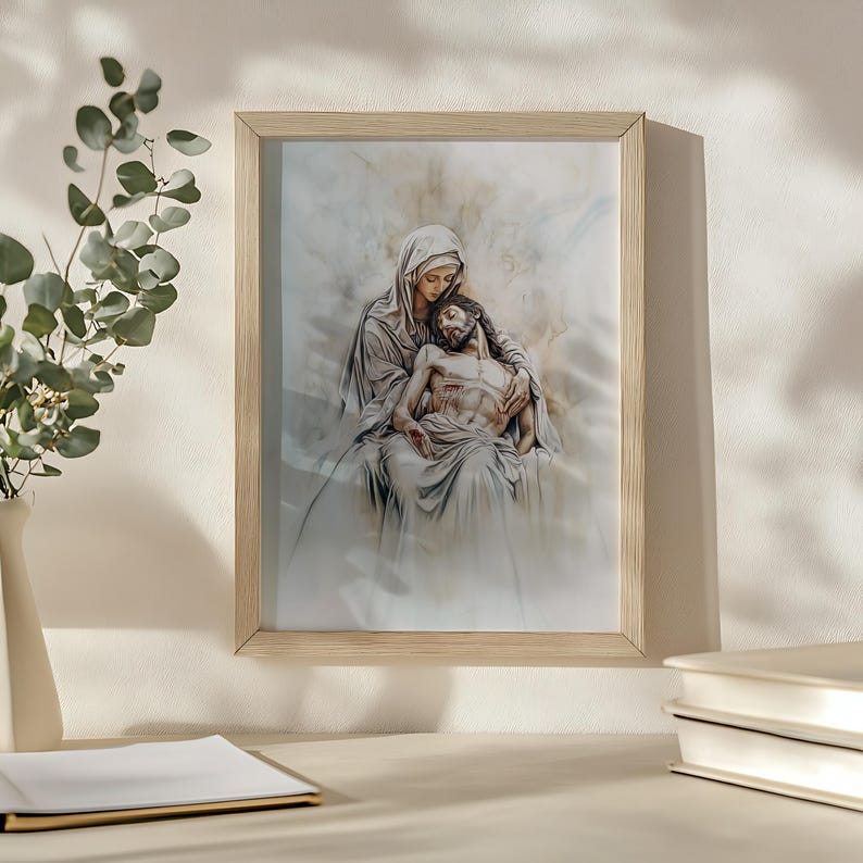 K&ouml;nnte beinhalten: Ein gerahmter Druck eines religi&ouml;sen Gem&auml;ldes, das eine Frau darstellt, die einen Mann in ihren Armen h&auml;lt. Die Frau tr&auml;gt eine wei&szlig;e Robe und der Mann ist in ein wei&szlig;es Tuch geh&uuml;llt. Das Gem&auml;lde ist in einer weichen, ged&auml;mpften Farbpalette gehalten.