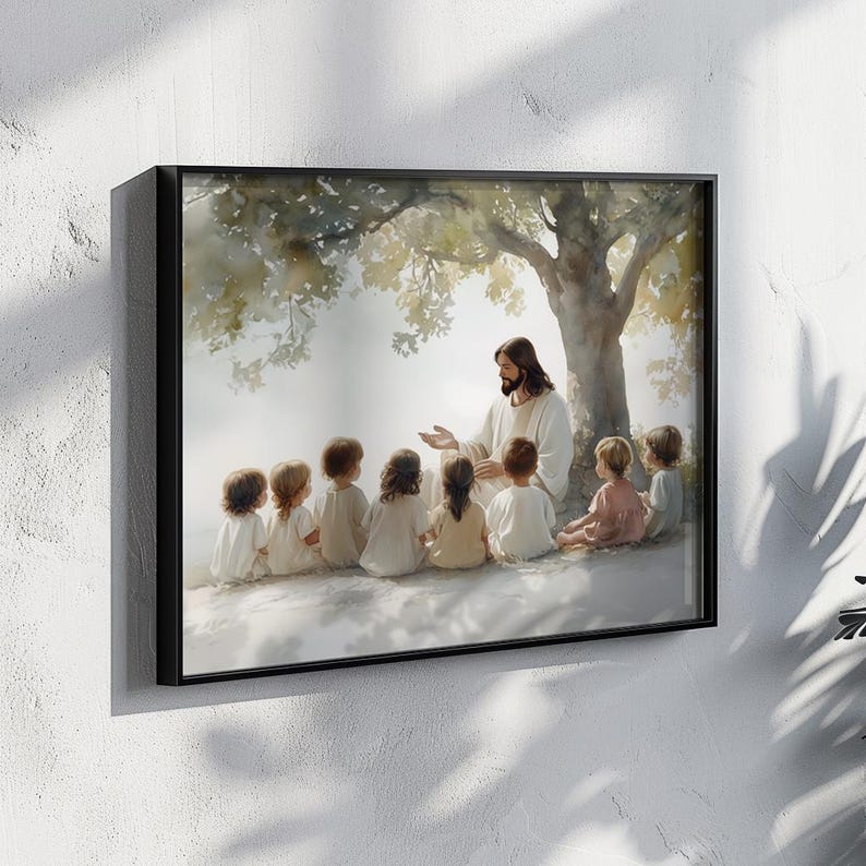 Pu&ograve; includere: Un dipinto di Ges&ugrave; che insegna a un gruppo di bambini. I bambini sono seduti in cerchio intorno a Ges&ugrave;, che indossa una tunica bianca. Il dipinto &egrave; ambientato sullo sfondo di un albero e un cielo blu.