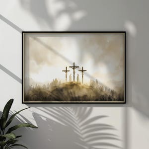 Op de afbeelding: Een schilderij dat drie figuren op kruisen toont tegen een wazige, gouden lucht. De figuren zijn gesilhouetteerd tegen het licht, wat een dramatische en sombere sc&egrave;ne cre&euml;ert.