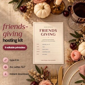 Könnte beinhalten: Eine Friendsgiving-Einladungskarte mit dunkelrotem Text auf cremefarbenem Hintergrund. Der Text lautet: You're invited to Friendsgiving, good food, good people, and room for one more plate, date, time, place, bring, rsvp, come hungry, leave grateful.