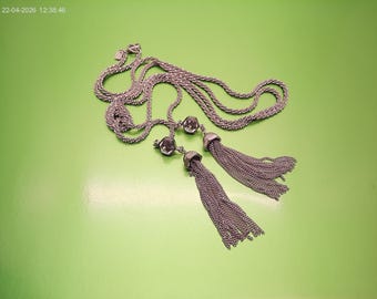 Naszyjnik z frędzlami marki Banana Republic, bardzo długi, z przezroczystymi kryształkami.