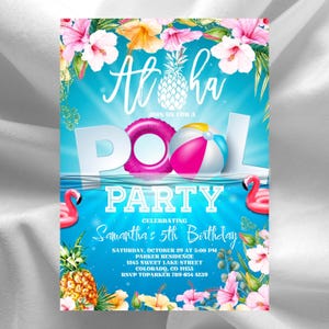 Puede incluir: Una vibrante invitación a una fiesta en la piscina con la palabra "Aloha" y una ilustración de piña. La invitación presenta un flotador inflable rosa, un balón de playa y las palabras "Pool Party" y "5º Cumpleaños de Samantha". Acentos florales y flamencos completan el diseño.