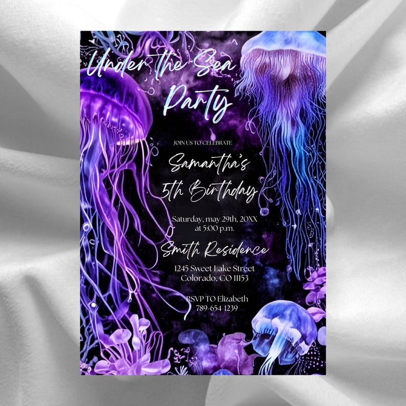 Peut inclure: Une invitation de f&ecirc;te avec un fond sombre et des illustrations de m&eacute;duses violettes et bleues. Le texte indique "Under the Sea Party" et annonce le 5e anniversaire de Samantha, avec la date, l'heure et le lieu.