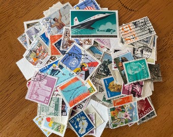 Puede incluir: Una colección de sellos postales antiguos de todo el mundo. Los sellos presentan una variedad de diseños, que incluyen aviones, animales y paisajes. Algunos de los sellos son de diferentes colores, incluidos rojo, azul, verde y amarillo.