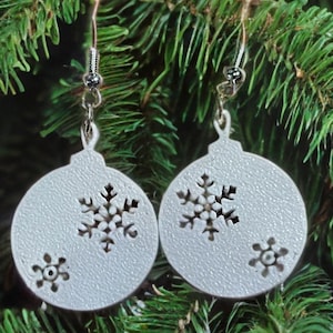 Elegant White Snowflake Ornament Earrings – Festive Holiday Jewelry