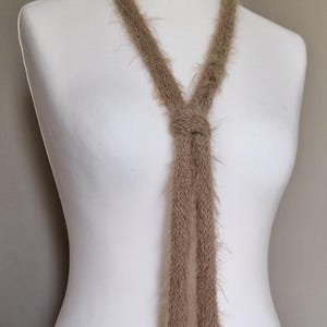Flauschiger Skinny Schal gestrickt – Leichtes Frühlingsaccessoire, weicher Trend Schal für Damen, schmal & stylisch, perfektes Geschenk.