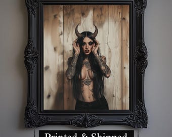 Puede incluir: Una impresión enmarcada que presenta a una persona con cabello largo y negro, tatuajes y cuernos. La persona está frente a un fondo de madera. El marco negro tiene detalles ornamentados. El texto "Printed & Shipped" está en la parte inferior del marco.