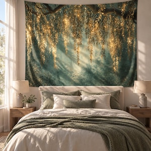 Könnte beinhalten: Ein Wandteppich mit einer dunklen, blaugrünen Waldszene und herabhängenden Weidenzweigen, die von leuchtenden goldenen Lichterketten erhellt werden. Das Design zeigt sanfte Lichtstrahlen, die durch das Laub fallen.