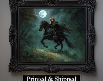 Pode incluir: Uma impressão emoldurada retrata o Cavaleiro Sem Cabeça montado em um cavalo preto através de uma floresta escura sob a lua cheia. A obra de arte está em uma moldura preta ornamentada. O texto "Printed & Shipped" está na parte inferior.