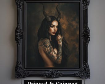 Puede incluir: Retrato enmarcado de una mujer con largo cabello negro, cuernos y tatuajes. La obra de arte está en un marco negro ornamentado. La mujer tiene maquillaje oscuro y está mirando al espectador. El fondo es una mezcla de marrón y dorado.