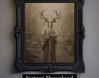 Puede incluir: Impresión artística enmarcada en tonos sepia que presenta una figura con cabeza de cráneo de ciervo y cornamenta, vestida con una túnica drapeada, de pie en un bosque. El marco negro adornado rodea la imagen. El texto en la parte inferior dice "Descarga instantánea".