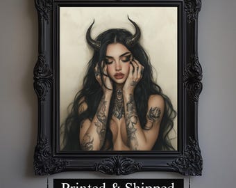 Puede incluir: Una impresión enmarcada que presenta a una mujer con cabello largo y negro, maquillaje oscuro y cuernos. La obra de arte incluye tatuajes intrincados en los brazos y el pecho. El marco negro tiene detalles ornamentados. El texto "Printed & Shipped" está en la parte inferior.