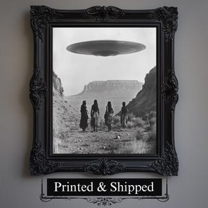 Puede incluir: Impresión enmarcada en blanco y negro que representa una escena vintage de un OVNI sobre un paisaje desértico. Cuatro figuras caminan hacia la nave espacial. El marco negro adornado añade un toque clásico. El texto "Printed & Shipped" está en la parte inferior.