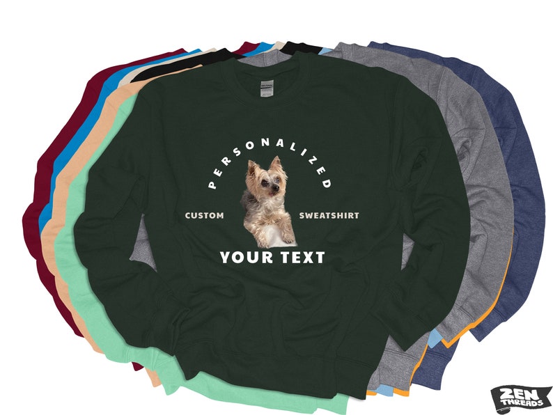 Puede incluir: Una colecci&oacute;n de sudaderas de manga larga en varios colores, incluyendo verde oscuro, gris y azul. Cada sudadera presenta un dise&ntilde;o personalizado con una imagen de perro y el texto "PERSONALIZED SWEATSHIRT" y "YOUR TEXT".