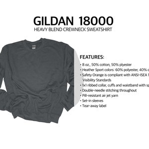 Puede incluir: Sudadera de cuello redondo Gildan 18000 Heavy Blend gris oscuro. Incluye cuello, pu&ntilde;os y cintura acanalados con spandex, costuras de doble aguja e hilo de chorro de aire resistente a las bolitas. La sudadera es de 8 oz, 50% algod&oacute;n y 50% poli&eacute;ster.