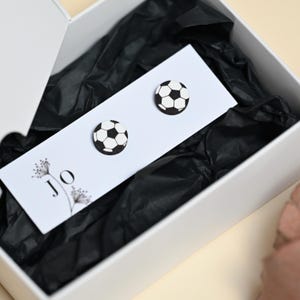 Fußball Ohrringe - Zierliche Holz Ohrstecker mit hypoallergenen Ohrsteckern, nickelfreier Fußball Schmuck, perfektes Fußball Geschenk für Mama