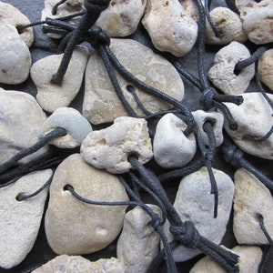 Englische Lochsteine für Charms, Magie, Schmuck oder Dekoration.