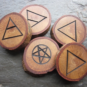 Símbolos únicos de elementos de madera natural - Roble inglés - Altar de bolsillo portátil.