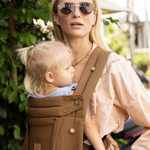 Marrom caramelo, Canguru para Bebê, Alta Qualidade, Confortável, Ergonômico, Ajustável, Feito à Mão. Canguru para Bebês. Canguru para Bebês - Lite KEEP CLOSER