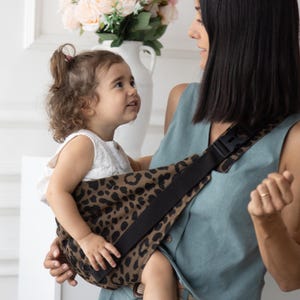 Leopard Blue - Portabebés de un solo hombro para bebés y niños pequeños, de alta calidad, cómodo y ergonómico.