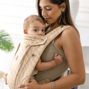 Mochila portabebés Sand Zebra de alta calidad, cómoda, ergonómica, ajustable y hecha a mano. Portabebés ligero con estampado animal.