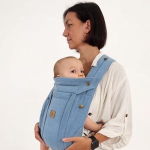 Portabebés azul vaquero, de alta calidad, cómodo, ergonómico, ajustable, hecho a mano. Portabebés para niños pequeños. Portabebés Lite. MANTÉNGASE CERCA.