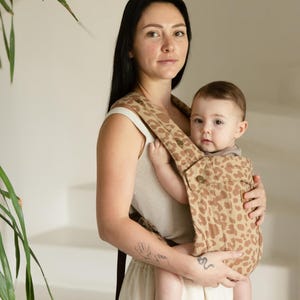 Canguru ergonômico para bebês, estampa de leopardo Latte, alta qualidade, confortável, ajustável, feito à mão. Canguru para bebês. Leve, com estampa de animal KEEP CLOSER.