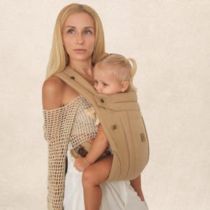 Canguru para Bebê, Marrom Latte, Alta Qualidade, Confortável, Ergonômico, Ajustável, Feito à Mão. Canguru para Bebês. Canguru para Bebês - Lite KEEP CLOSER