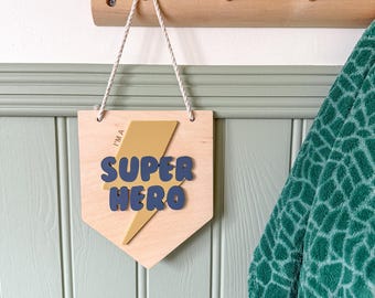 Superhelden-Wimpel: Holzflagge zum Aufhängen, Kinderzimmerdekoration