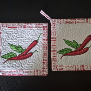 Set med 2 – Grytlappar med röd paprika
