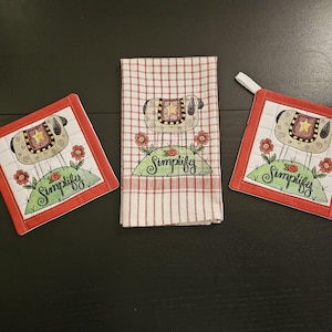 Può includere: Tre presine rosse e bianche con sfondo bianco e un design di pecora dei cartoni animati. Ogni presina ha la parola "Simplify" scritta su di essa.