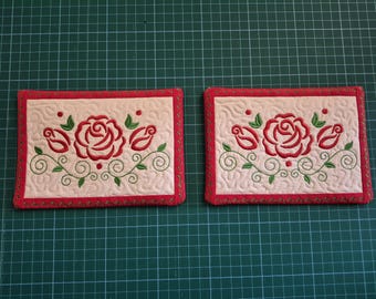 Conjunto de 2 - Tapetes para Caneca com Estampa de Rosas - Feitos à Mão - Acolchoados e Bordados à Máquina