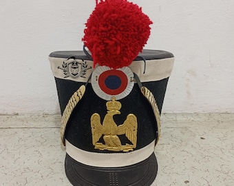 Franse Napoleontische Shako-helm: leer en koperen adelaar, rode pompon - LARP-re-enactment