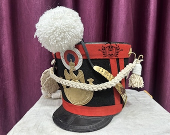 Franse Napoleontische leren Shako-helm: zwart militair cosplay met witte pompon