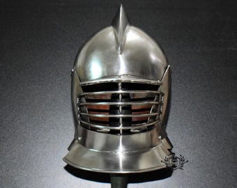 Helm van zacht staal, geschikt voor SCA-gevechten, verkrijgbaar in drie diktes.