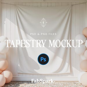 Op de afbeelding: Een witte tapestry mockup met de tekst "TAPESTRY MOCKUP" en "PSD & PNG FILES". De afbeelding toont witte en perzik kleurige ballonnen en het Photoshop logo. Het FabSpark logo staat onderaan.