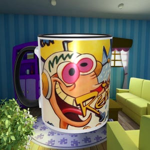 Pode incluir: Uma caneca de cerâmica branca com uma borda e uma alça pretas. A caneca apresenta um personagem de desenho animado com olhos rosa e um corpo amarelo e laranja. O personagem está usando um capacete azul e tem um grande sorriso de dentes. O texto "Ren & Stimpy" é visível na caneca.