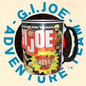 Könnte beinhalten: Eine weiße Keramiktasse mit schwarzem Rand und Henkel. Die Tasse zeigt ein Vintage-Logo von G.I. Joe Adventure Team mit einer rot-weißen G.I. Joe-Grafik und dem Text "with Kung Fu Grip". Die Tasse hat eine Collage von Bildern von G.I. Joe-Charakteren.