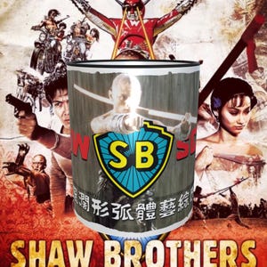 Pode incluir: Uma caneca de cerâmica branca com uma borda e uma alça pretas. A caneca apresenta um gráfico de uma pessoa segurando uma espada com o texto "SB" em um círculo azul e amarelo. O texto "Shaw Brothers" está impresso em azul na parte inferior da caneca.