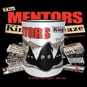 Peut inclure: Une tasse en céramique blanche avec un bord noir. La tasse présente une illustration en noir et blanc de trois personnages à capuchon. Le texte "The Mentors" est imprimé en rouge sur la tasse. Le texte "Kings of Sleaze" est imprimé en rouge sur la tasse. Le texte "Rock 'n' Roll Documentary" est imprimé en rouge sur la tasse. Le texte "A Film By April Jones" est imprimé en noir sur la tasse.