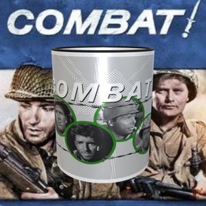 Może przedstawiać: Biały kubek ceramiczny z czarną obwódką przedstawia srebrny wzór z drutu kolczastego i napis "COMBAT!" czarnymi literami. Kubek zawiera również pięć okrągłych obrazków aktorów z serialu telewizyjnego "Combat!" w czerni i bieli.