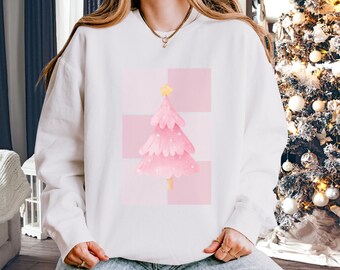 Roze kerstboom sweater met ronde hals: 'A Merry Demure Christmas'-mouw